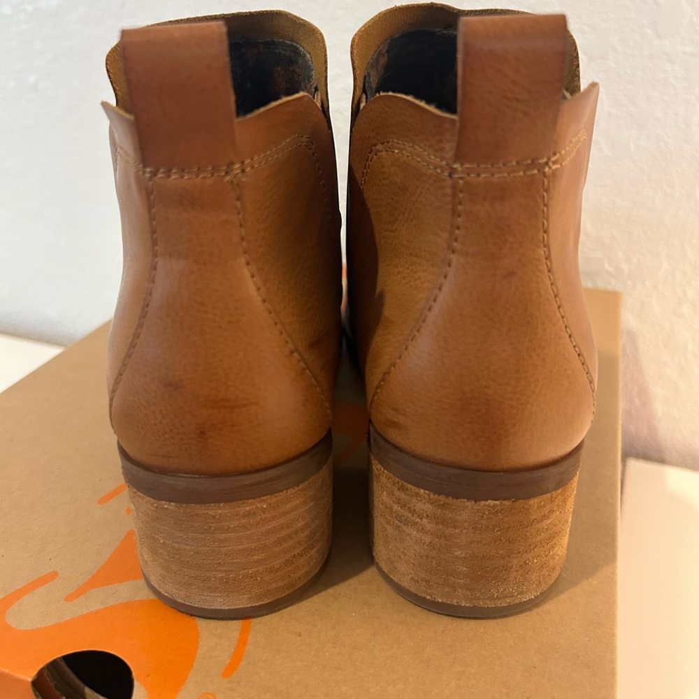 Tan women’s bootie - Picture 2 of 6